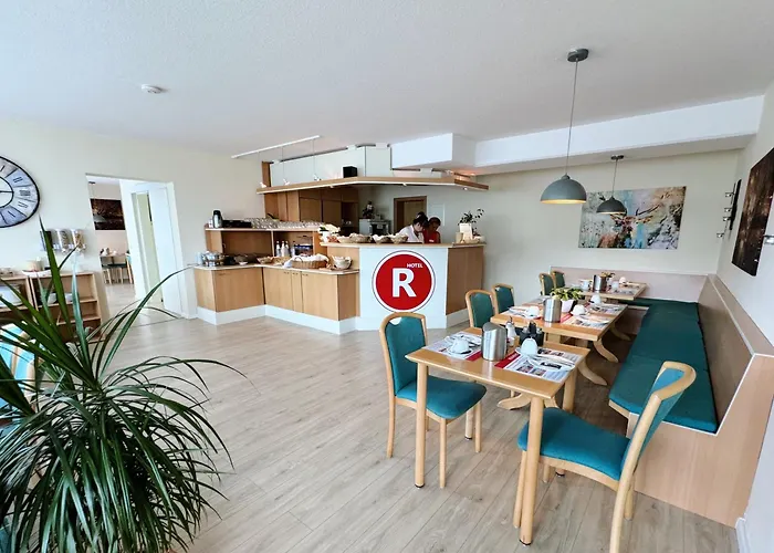 Regiohotel Salzland - #autobahna14 #toppreisleistung #freeparking #wallbox Hotell